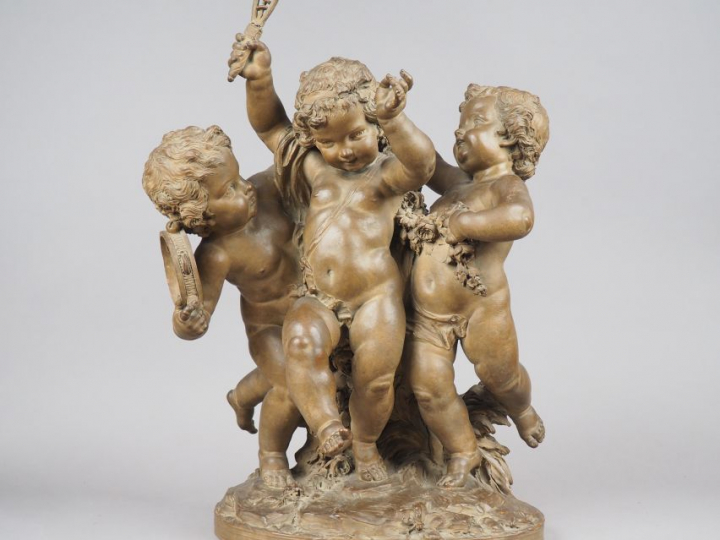 Groupe début XIXe en terre cuite patinée "Amours musiciens dansant".  