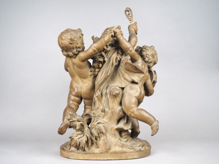 Groupe début XIXe en terre cuite patinée "Amours musiciens dansant".  