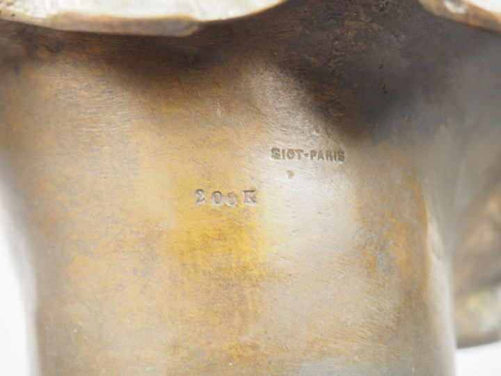 Jean-Antoine INJALBERT "L'enfant rieur" Sculpture en bronze.  Socle en