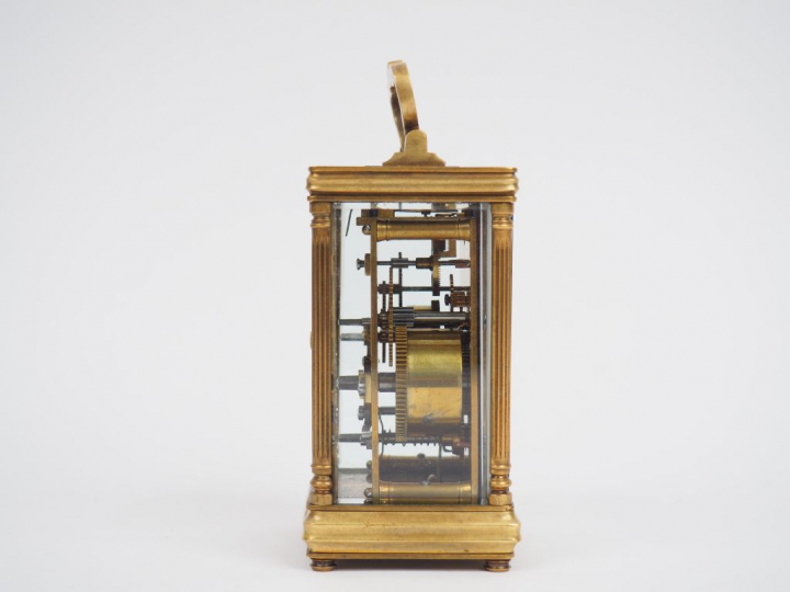 Pendulette de voyage en bronze et cristal. Dim. : 12,5 x 7,5 x 6 cm.