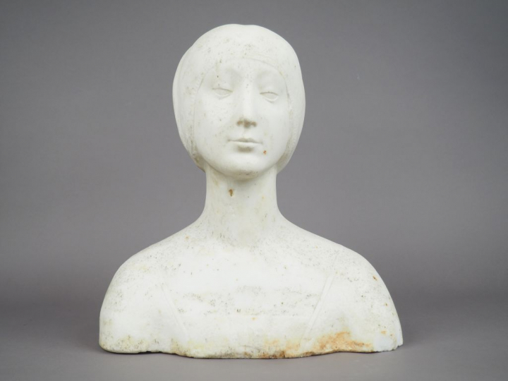 Ecole française début Xxe. "Buste de jeune fille". Sculpture en marbre