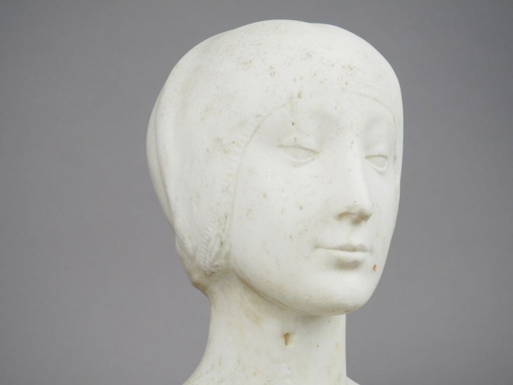 Ecole française début Xxe. "Buste de jeune fille". Sculpture en marbre