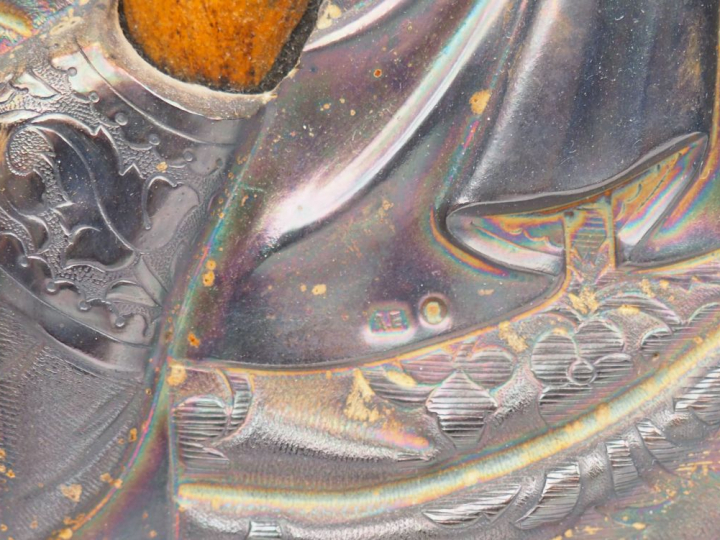 Icône russe XIXe en bois poychrome, rizza en argent et émaux polychrom