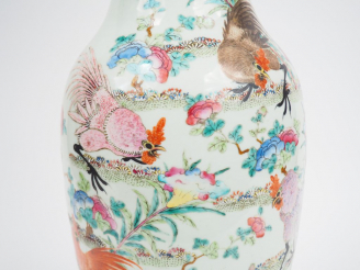 Vente aux enchères 	Vase en porcelaine et émaux de la famille rose, à décor de coqs. Chin