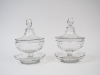 Vente aux enchères 	Paire de drageoirs en cristal et leur présentoir. H. : 22,5 cm.