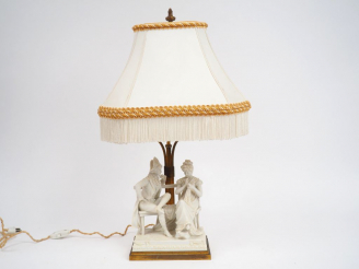 Vente aux enchères Groupe en biscuit. "Scène galante sous le Directoire". Monté en lampe.