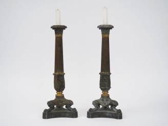 Vente aux enchères Paire de bougeoirs tripodes Restauration en bronze et laiton, piètemen