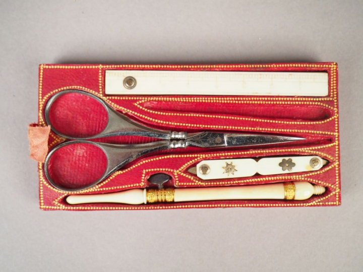 Boite à couture Restauration en bois et marbre en forme de coiffeuse. 