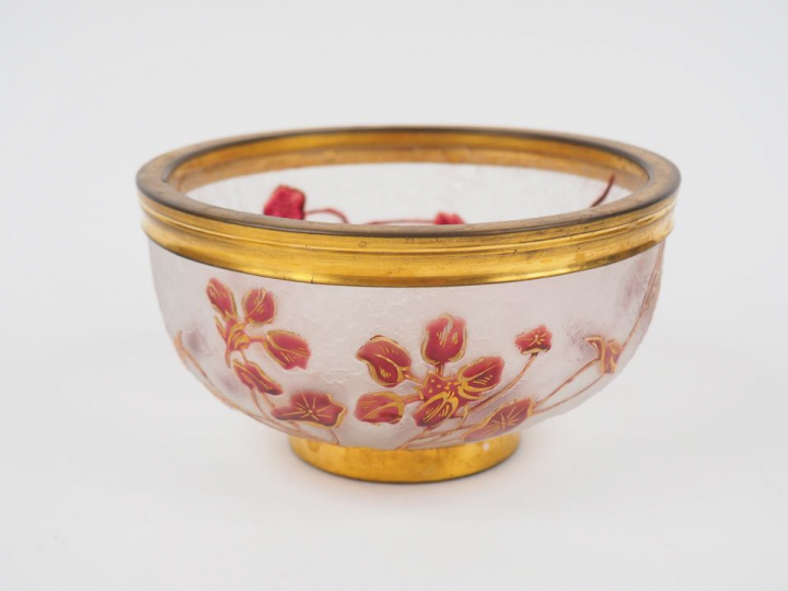 VAL SAINT LAMBERT. Coupelle montée en cristal émaillé mauve et or. Sig