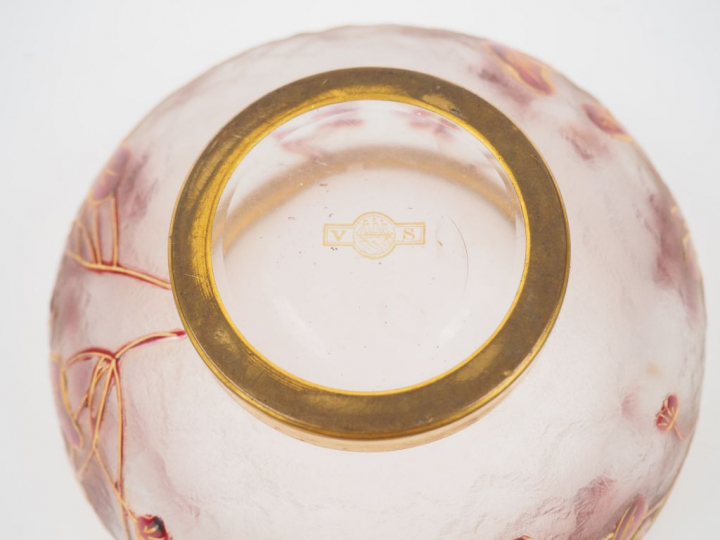 VAL SAINT LAMBERT. Coupelle montée en cristal émaillé mauve et or. Sig