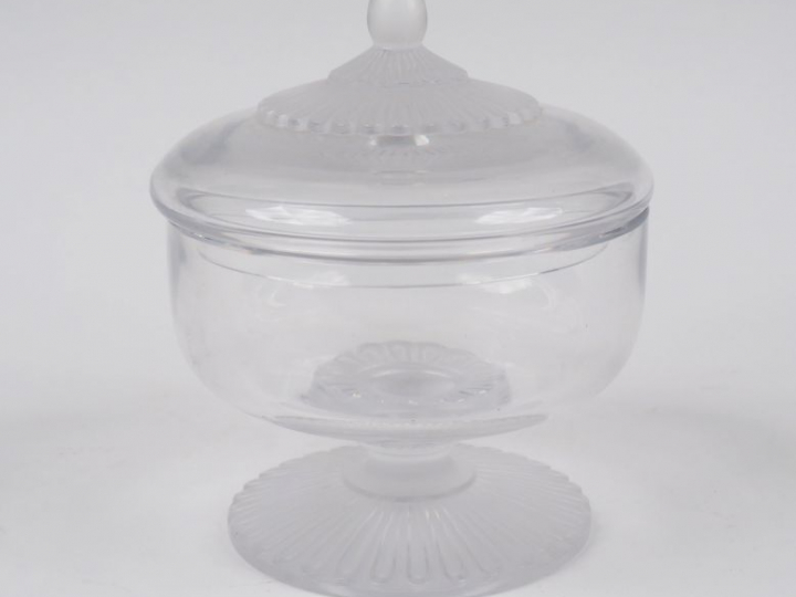 	LALIQUE France. Drageoir en verre. Signé. H. : 19 cm. (égrenure sous 