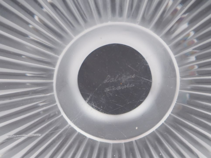 	LALIQUE France. Drageoir en verre. Signé. H. : 19 cm. (égrenure sous 