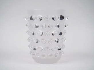 Vente aux enchères LALIQUE France.  Vase en verre, modèle "Cactus". Signé. H. : 21 cm.