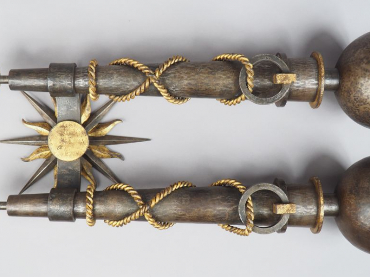 Gilbert POILLERAT (atttibué à).  Paire d'appliques doubles en fer forg