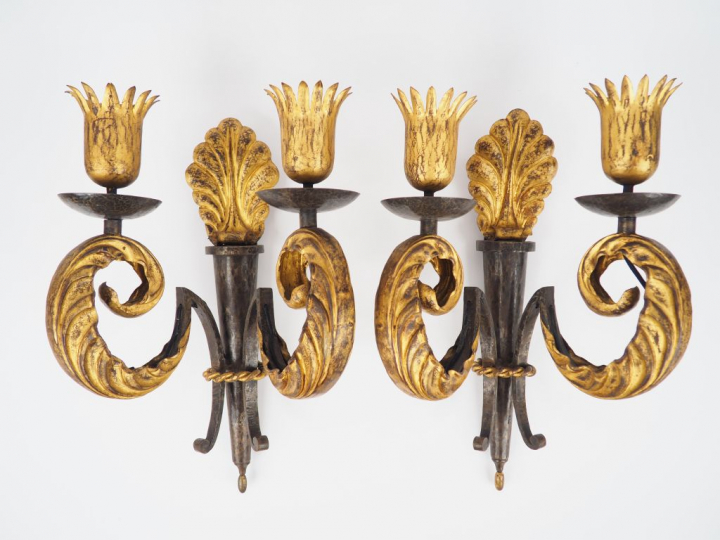 Gilbert POILLERAT (attribué à). Paire d'appliques éclairant à deux lum