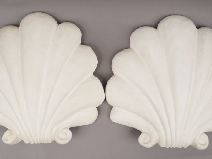 Paire d'appliques 1940 en platre en forme de coquille. Dim. : 46 x 47 