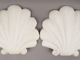 Vente aux enchères Paire d'appliques 1940 en platre en forme de coquille. Dim. : 46 x 47 