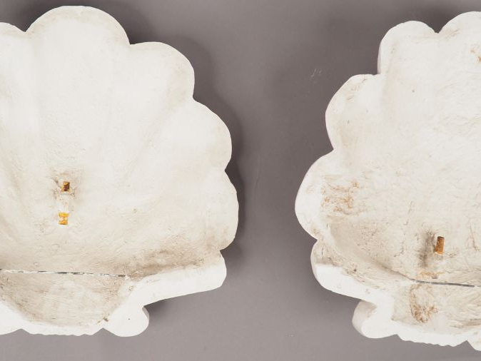 Paire d'appliques 1940 en platre en forme de coquille. Dim. : 46 x 47 