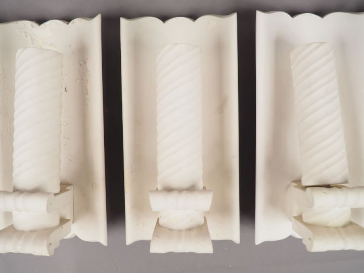 Suite de cinq appliques Art Déco en platre sculpté. Deux portent une é