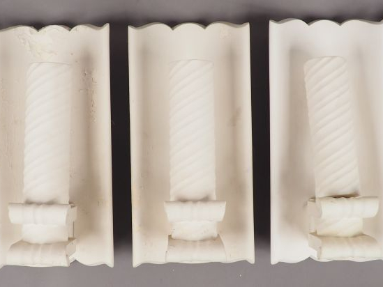 Suite de cinq appliques Art Déco en platre sculpté. Deux portent une é