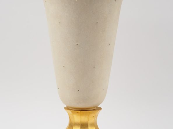 Lampe cornet 1940 en tôle laquée blanc et doré.. H. 51 cm.