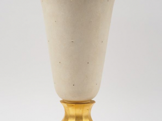 Vente aux enchères Lampe cornet 1940 en tôle laquée blanc et doré.. H. 51 cm.