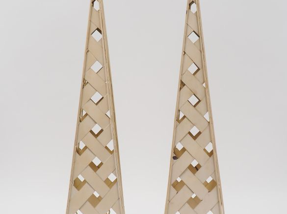 Paire d'obélisques en tôle peinte, travail du Xxe siècle. H. : 78 cm.
