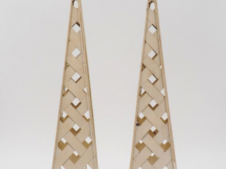 Vente aux enchères Paire d'obélisques en tôle peinte, travail du Xxe siècle. H. : 78 cm.