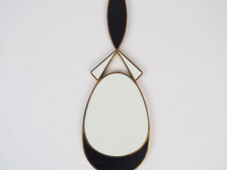 Vente aux enchères Face à main 1950 en bakélyte bicolore. Dim. : 36,5 x 12 cm (manque le 