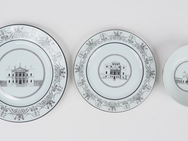 Christian DIOR. Partie de service de table en porcelaine de Limoges, m