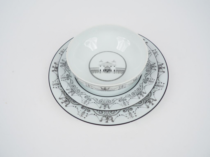 Christian DIOR. Partie de service de table en porcelaine de Limoges, m