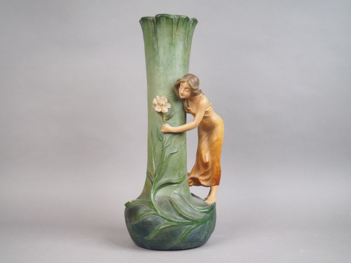 A. de RANIERI. Grand vase en terre cuite polychrome à décor de jeune f