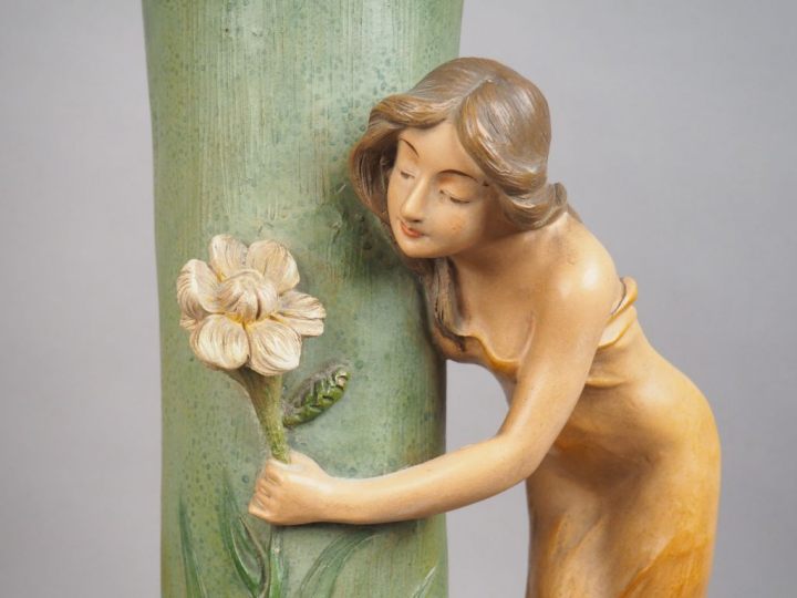 A. de RANIERI. Grand vase en terre cuite polychrome à décor de jeune f