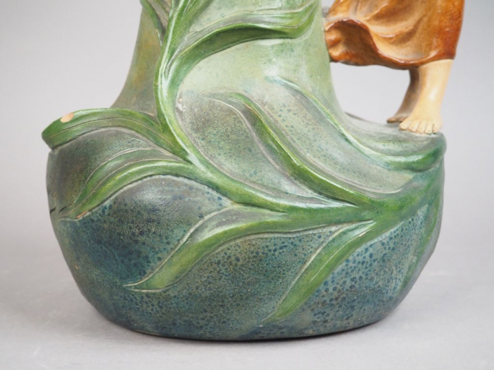 A. de RANIERI. Grand vase en terre cuite polychrome à décor de jeune f