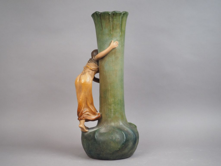 A. de RANIERI. Grand vase en terre cuite polychrome à décor de jeune f