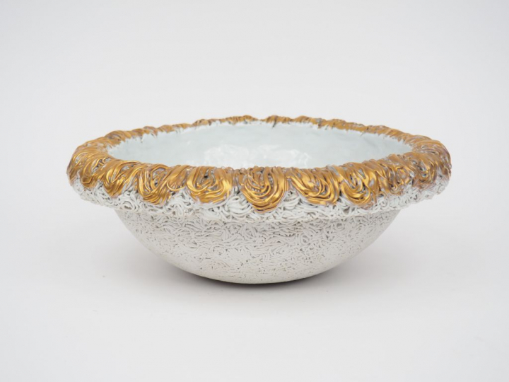 Coupe moderne en céramique blanc et doré, porte un monogramme P.B. Dia