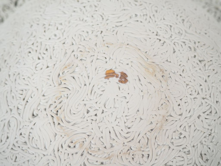 Coupe moderne en céramique blanc et doré, porte un monogramme P.B. Dia