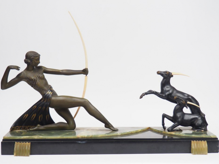 Groupe 1940 en régule, marbre noir onyx et ivoire 'Jeune femme chassan