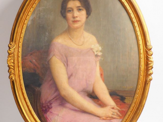 Vente aux enchères 	C.A. LENOIR "Portrait de jeune femme en robe parme". Huile sur toile 