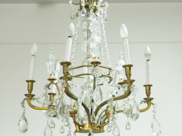 	Lustre de style Louis XIV à pampilles en bronze et cristal éclairant 