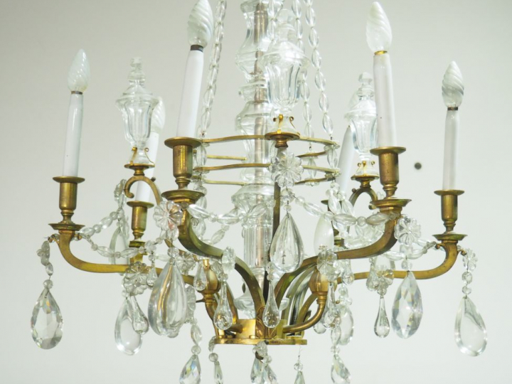 	Lustre de style Louis XIV à pampilles en bronze et cristal éclairant 
