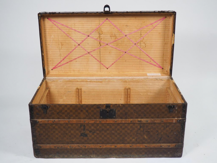 	Malle de voyage Vuitton étiquetée et numérotée 131059. Signée. Dim. :