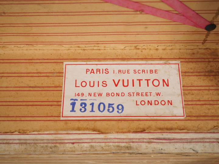 	Malle de voyage Vuitton étiquetée et numérotée 131059. Signée. Dim. :