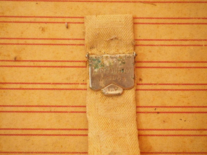 	Malle de voyage Vuitton étiquetée et numérotée 131059. Signée. Dim. :