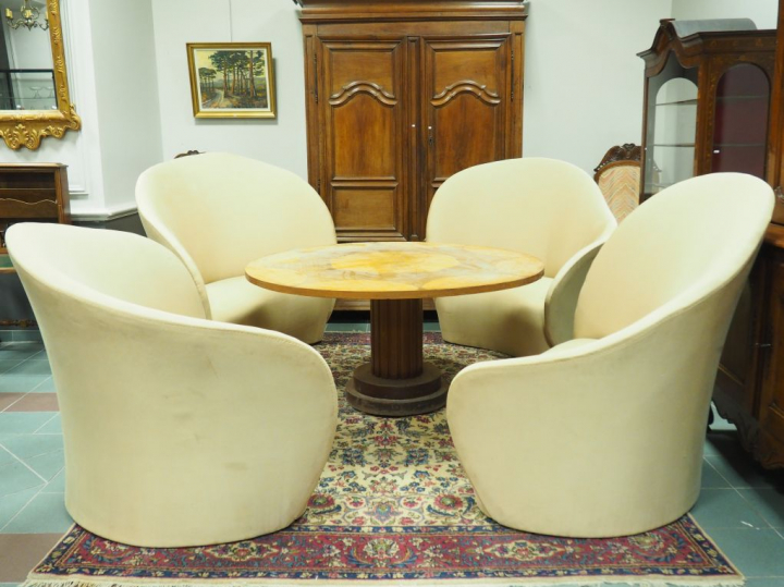 4 grandes chauffeuses modernes, garniture de tissu crème.