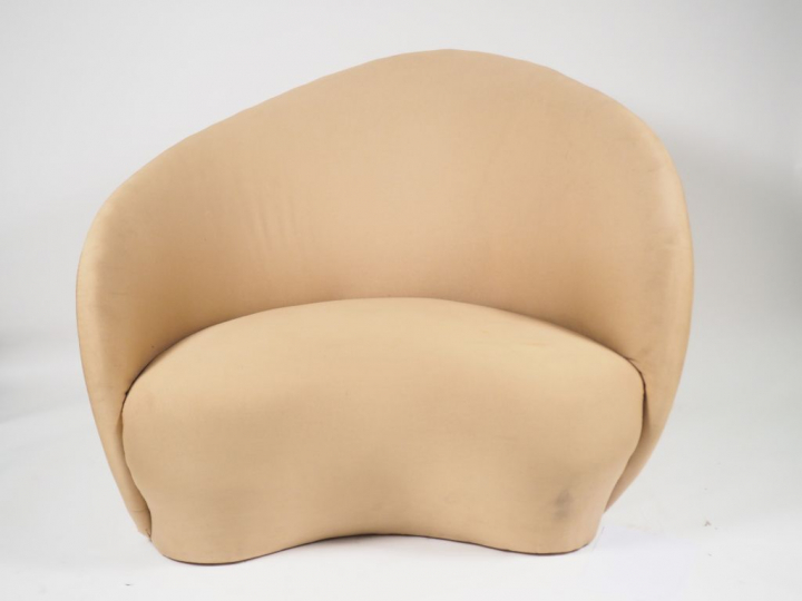 4 grandes chauffeuses modernes, garniture de tissu crème.