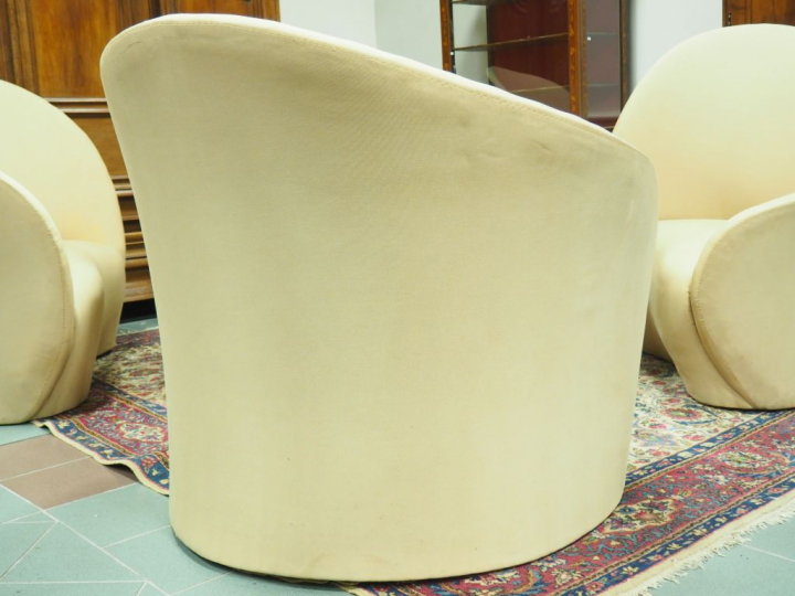 4 grandes chauffeuses modernes, garniture de tissu crème.