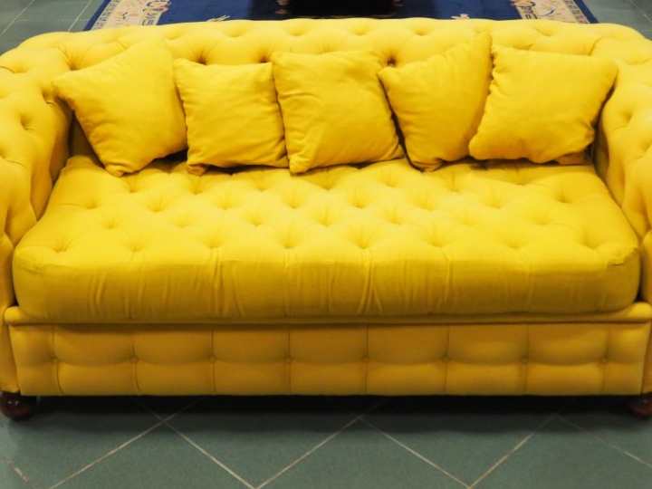 Canapé lit Chesterfield, garniture de tissu jaune Dim. : 66 x 172 x 92