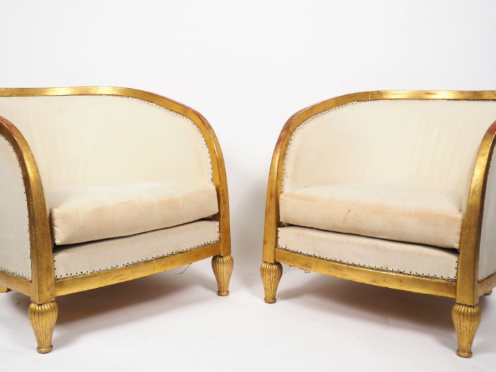 Paire de fauteuils club 1940 en bois doré et tissu crème.