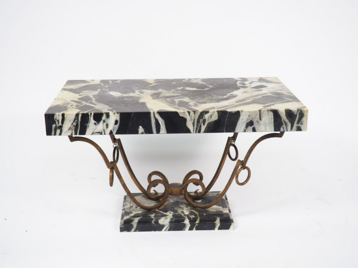 Table basse 1940 en métal et bois peint à l'imitation du marbre. Dim. 